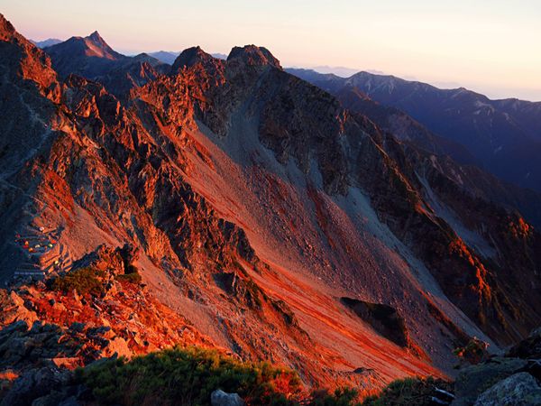 日本・上高地「紅葉の始まった奥穂高岳へ」の写真:2日目は夜明け前に出発し、朝日に真っ赤に...