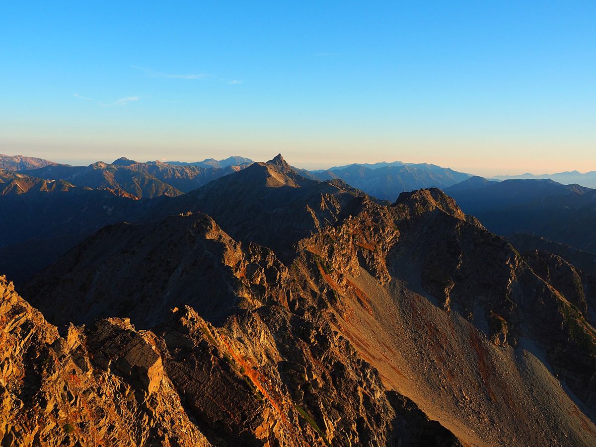 1日目は上高地を出発し、紅葉が有名な涸沢カールを通過すると、急勾配のザイテ...