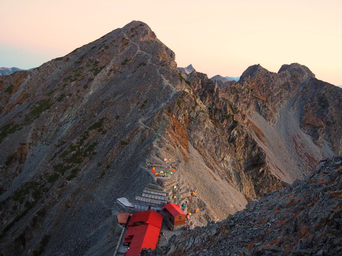 2日目は夜明け前に出発し、朝日に真っ赤に染まる神々しい槍ヶ岳を見ながら、岩...