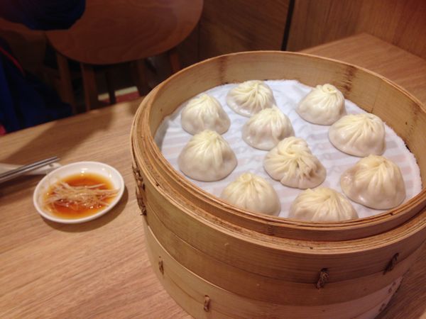 台湾・九份「ジブリの世界」の写真：鼎泰豊の小籠包。
ここの空芯菜の炒め物が...