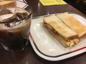 朝は喫茶店から