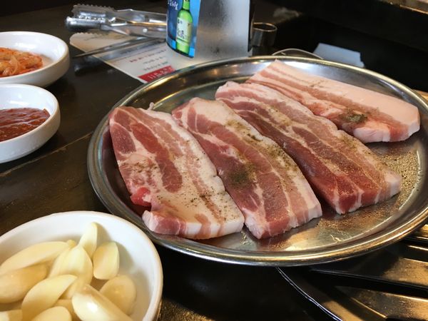 大韓民国 (韓国)・ソウル　「食べ物紀行」の写真：オギョプサル。
私はやっぱりサムギョプサ...