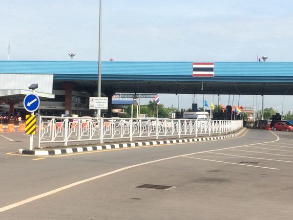 ラオス人民民主共和国・バンコク「2016タイ&ラオス陸路超え」の写真：イミグレーション超えたらミニバンで国境越...