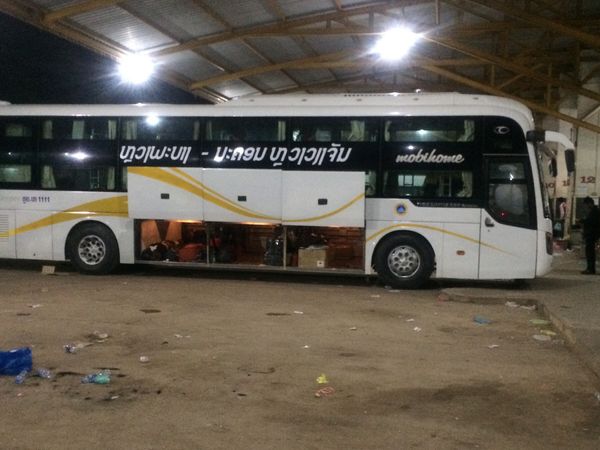 ラオス人民民主共和国・バンコク「2016タイ&ラオス陸路超え」の写真：ビエンチャンからルアンパバーンまでは2階...