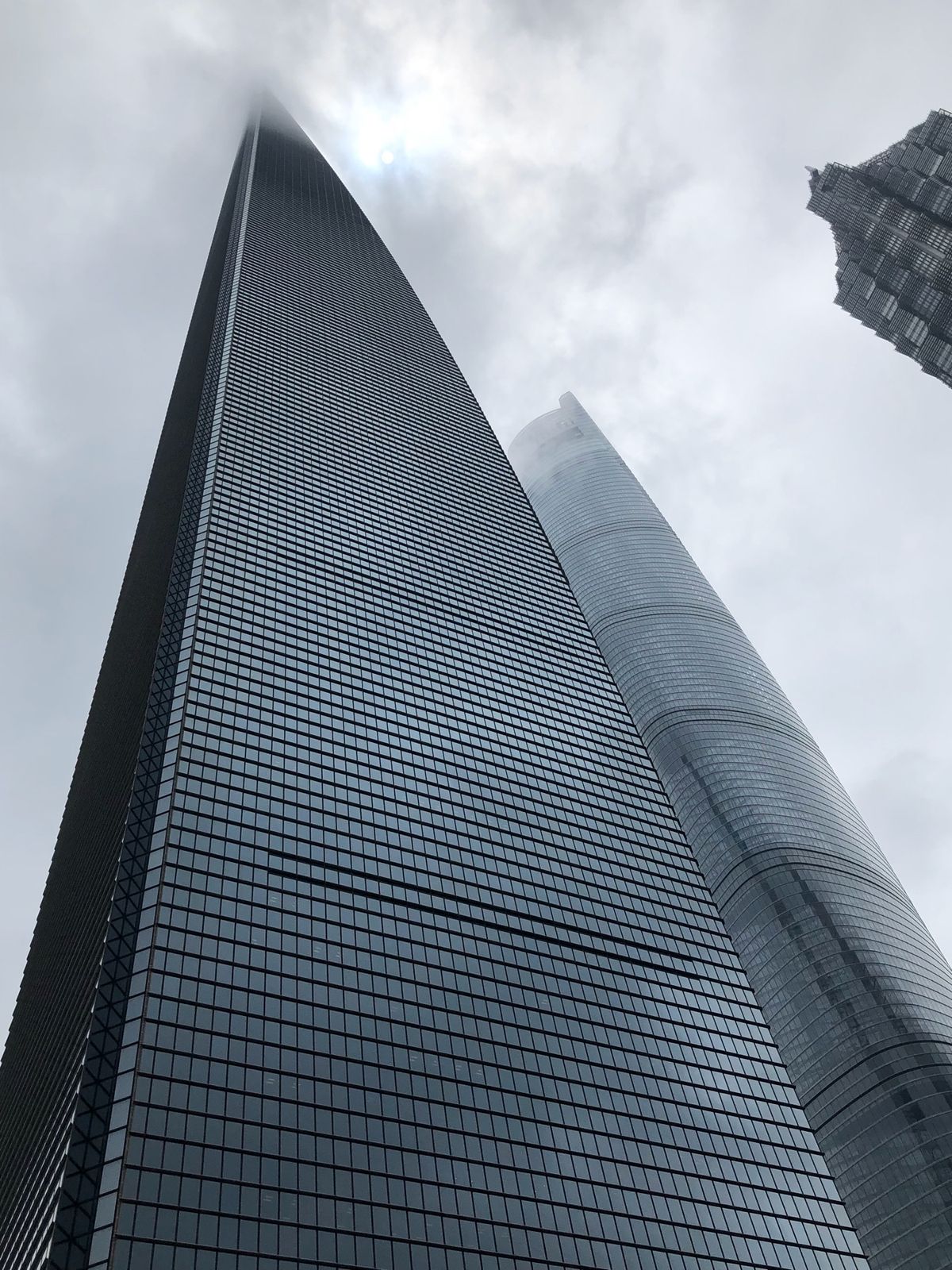 先端が雲の中。