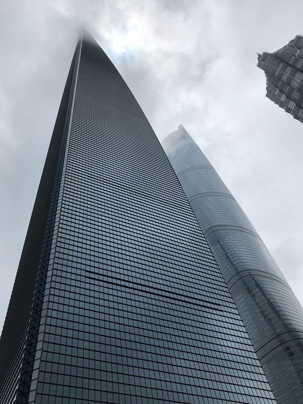中国「「上海の旅②」」の写真：先端が雲の中。