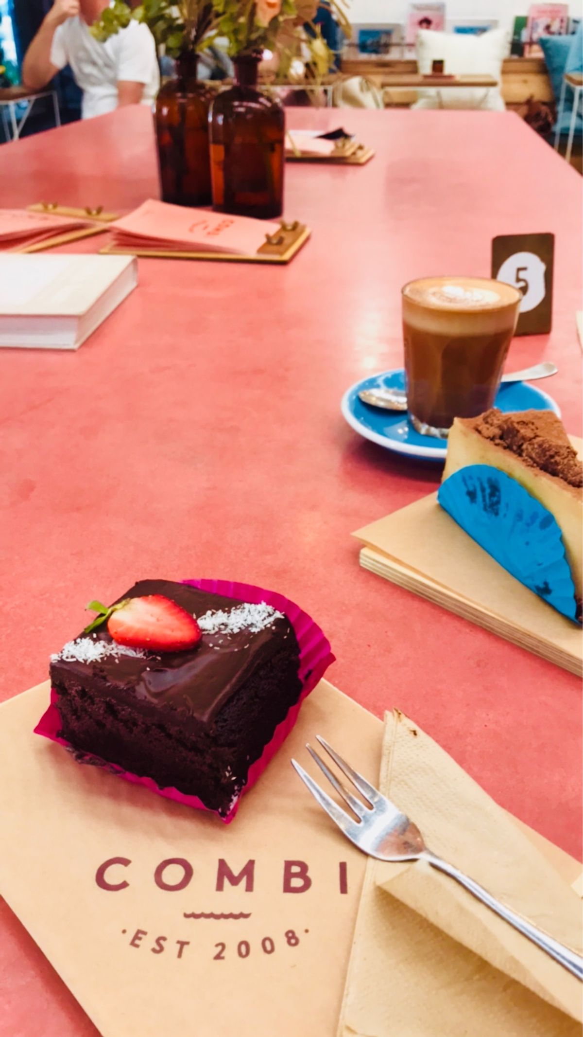 灯台から街中まで帰る道中で野生のイルカが海原を泳ぐのを見て感動しました。