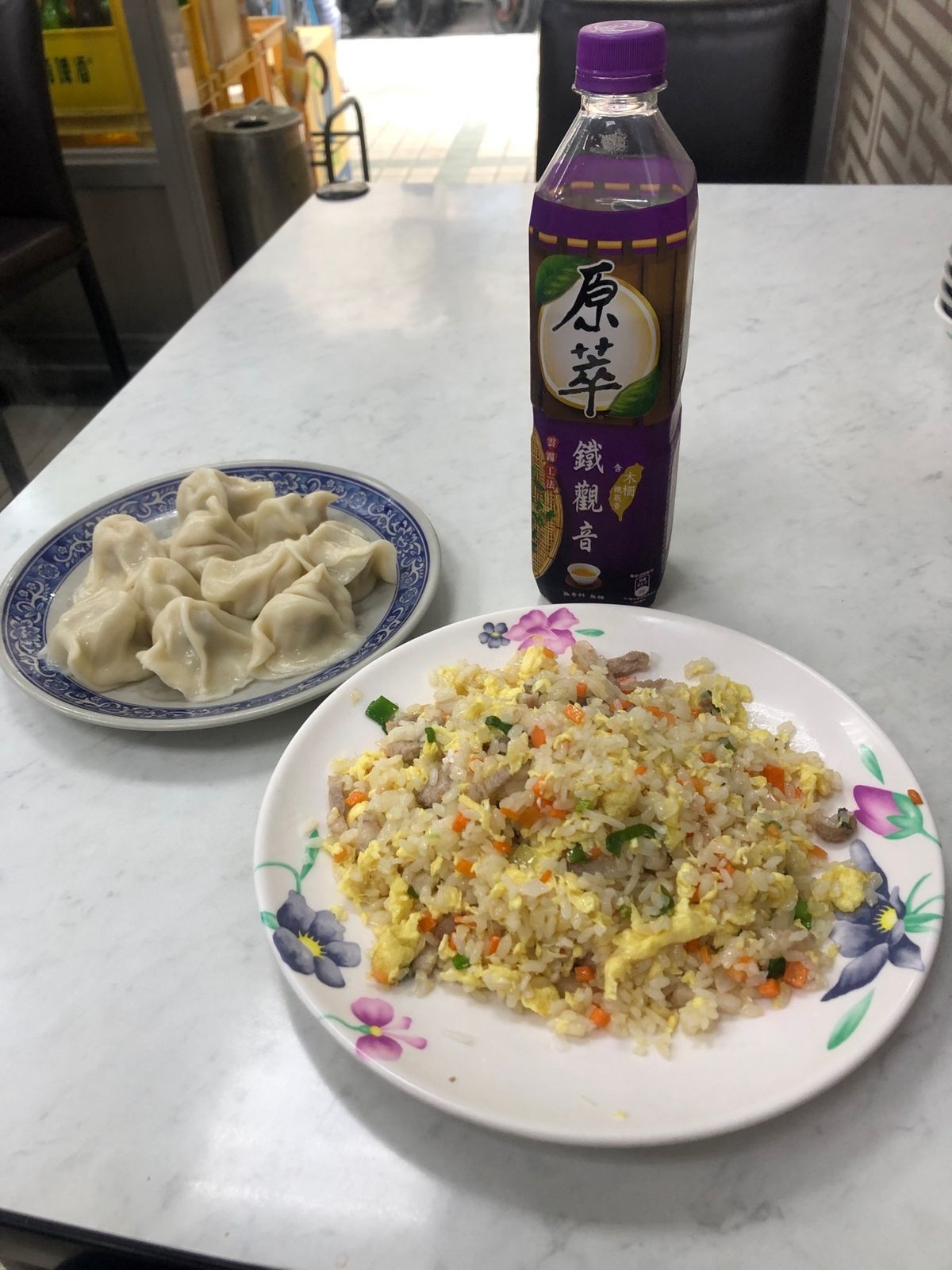 １日目のお昼ごはんチャーハンと水餃子
夕方からは現地ツアーで九份へ
