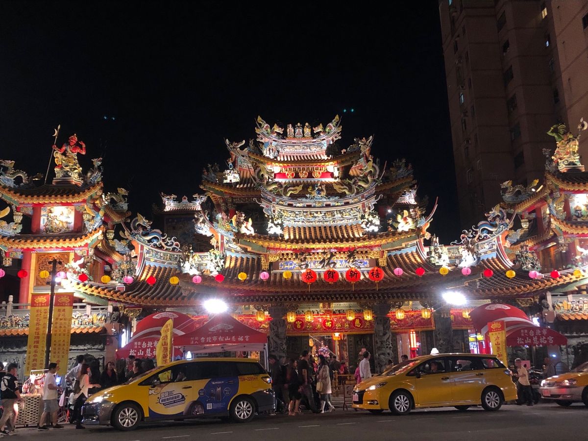 １日目のお昼ごはんチャーハンと水餃子
夕方からは現地ツアーで九份へ
