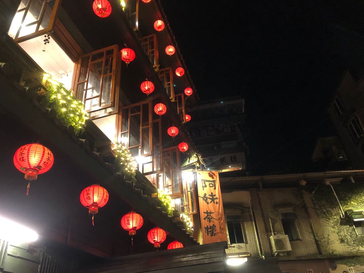 １日目のお昼ごはんチャーハンと水餃子
夕方からは現地ツアーで九份へ
