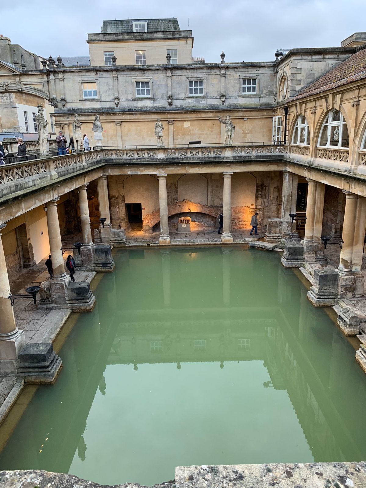 カウントダウンは家の近くのプリムローズビルで。たくさんの人が丘でその時を待...