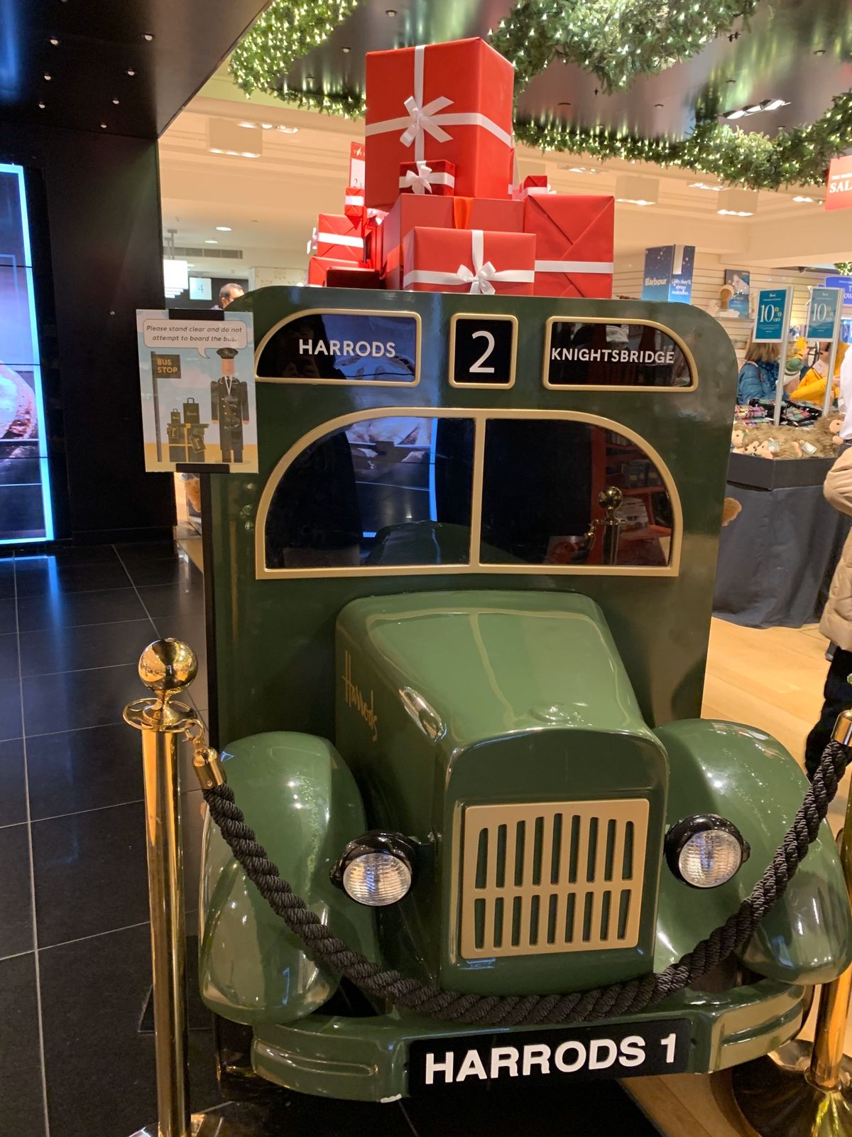 クリスマスは終わってましたが、街はまだまだクリスマスムード！どこもセールし...