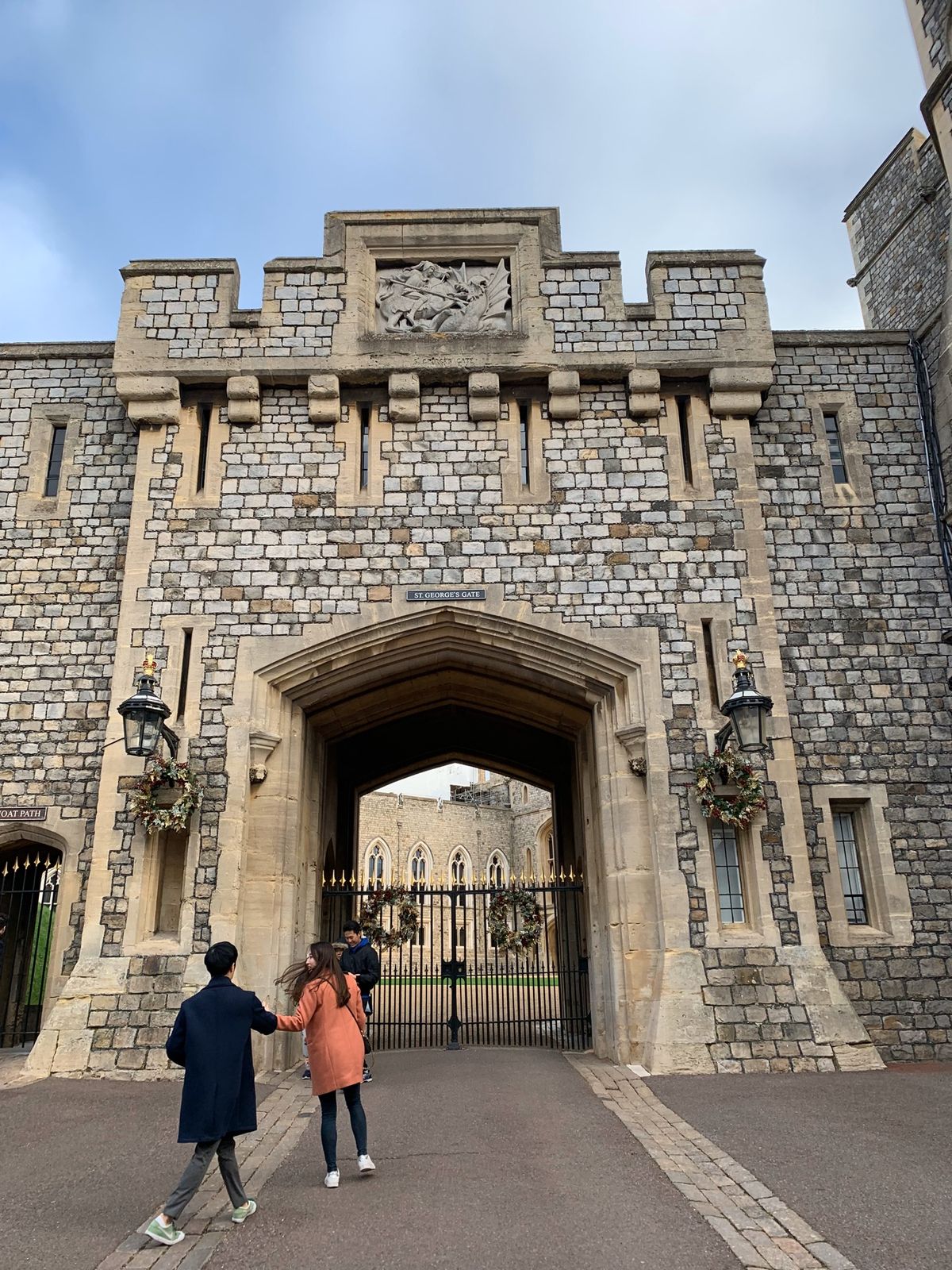 カウントダウンは家の近くのプリムローズビルで。たくさんの人が丘でその時を待...