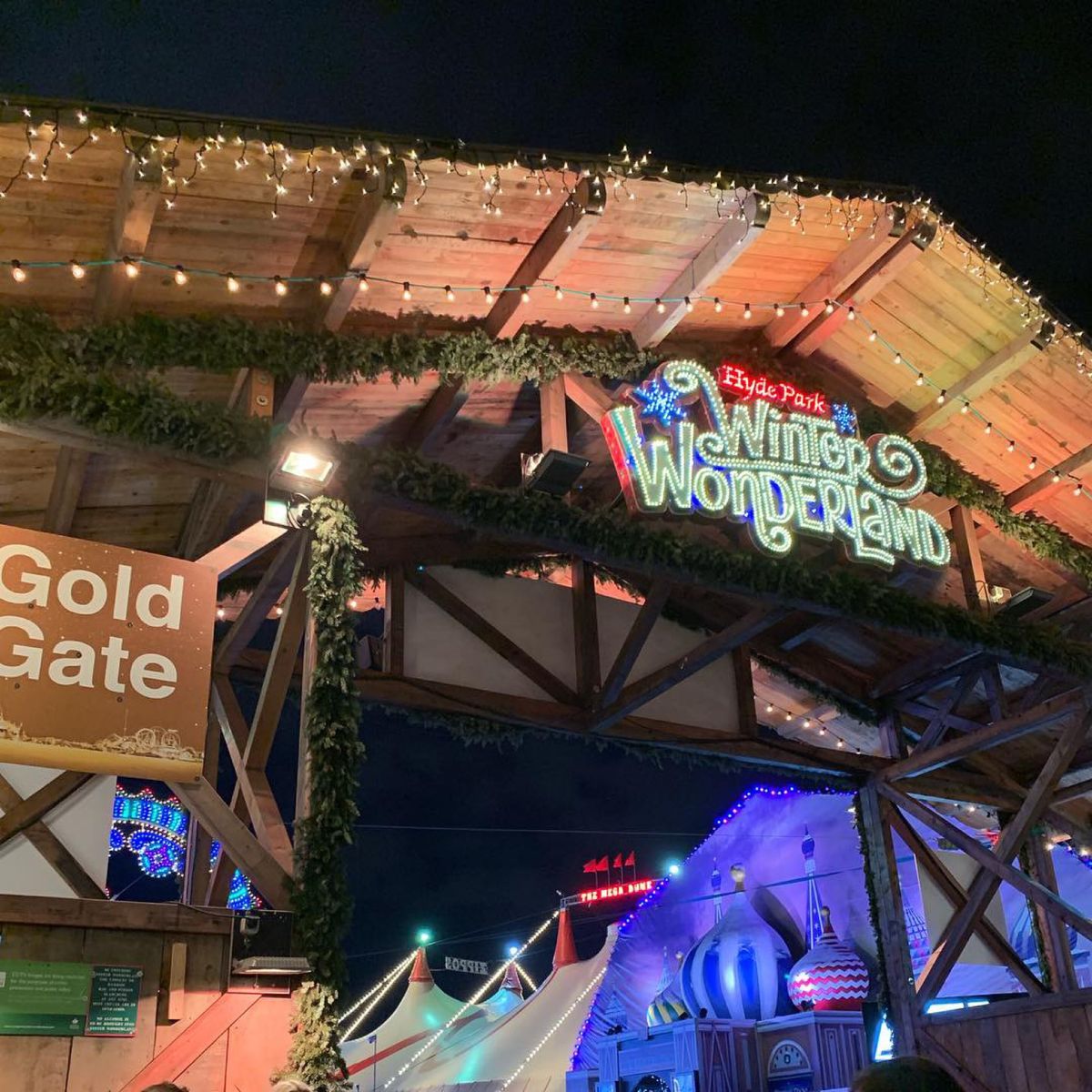 クリスマスは終わってましたが、街はまだまだクリスマスムード！どこもセールし...