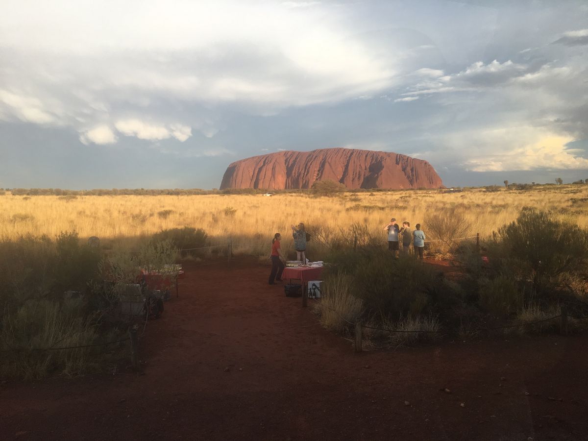 エアーズロックを見ながら軽食。普段は飲めないのですが、これがやりたくてワイ...
