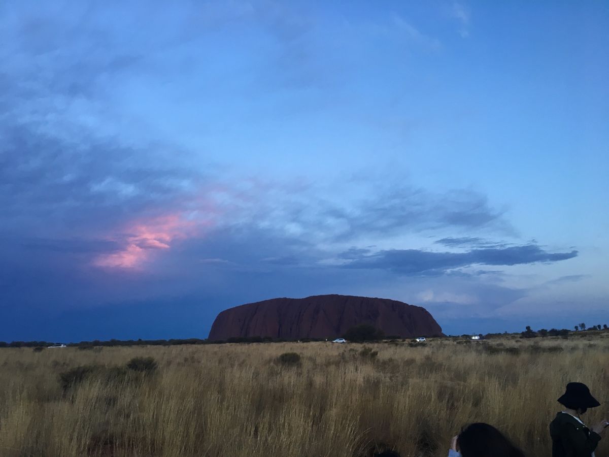 エアーズロックを見ながら軽食。普段は飲めないのですが、これがやりたくてワイ...
