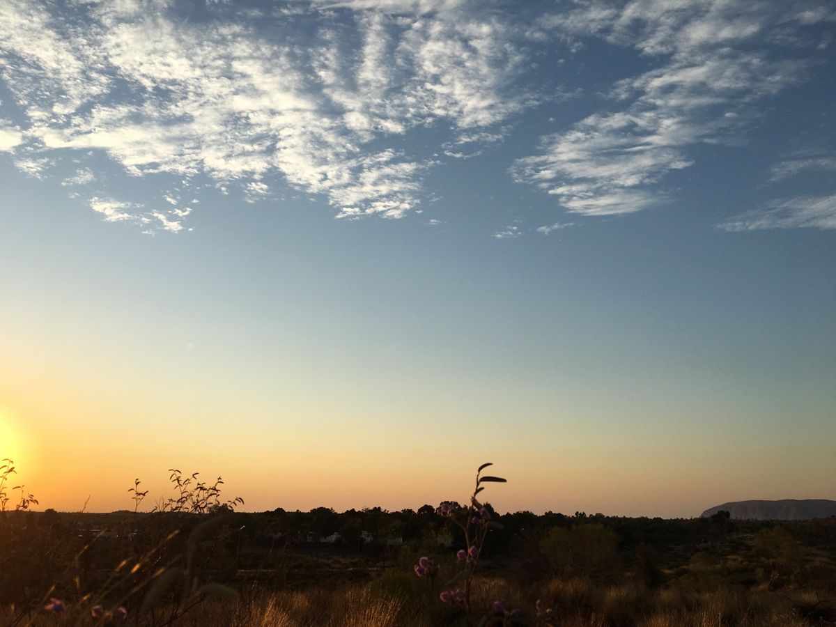 オーストラリア最終日。ホテルの近くから日の出観測。遠いけどエアーズロックも...