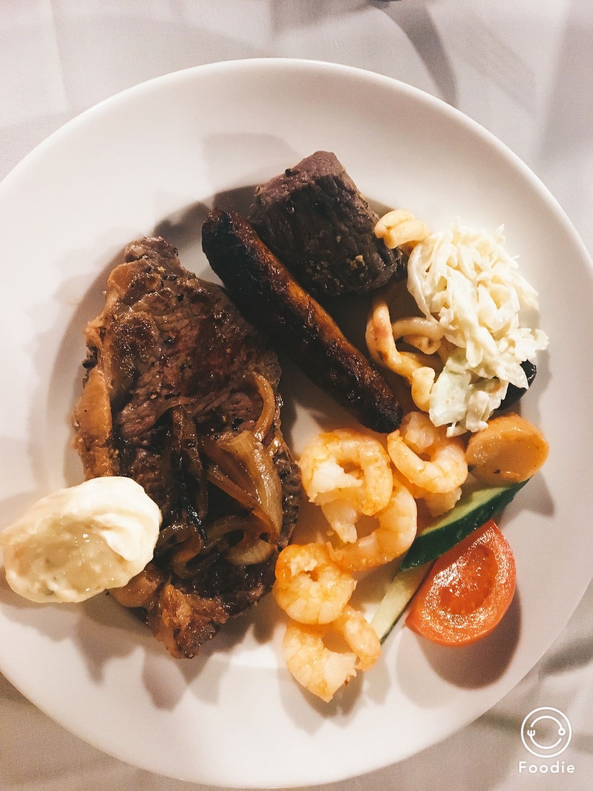 エアーズロックを見ながら軽食。普段は飲めないのですが、これがやりたくてワイ...