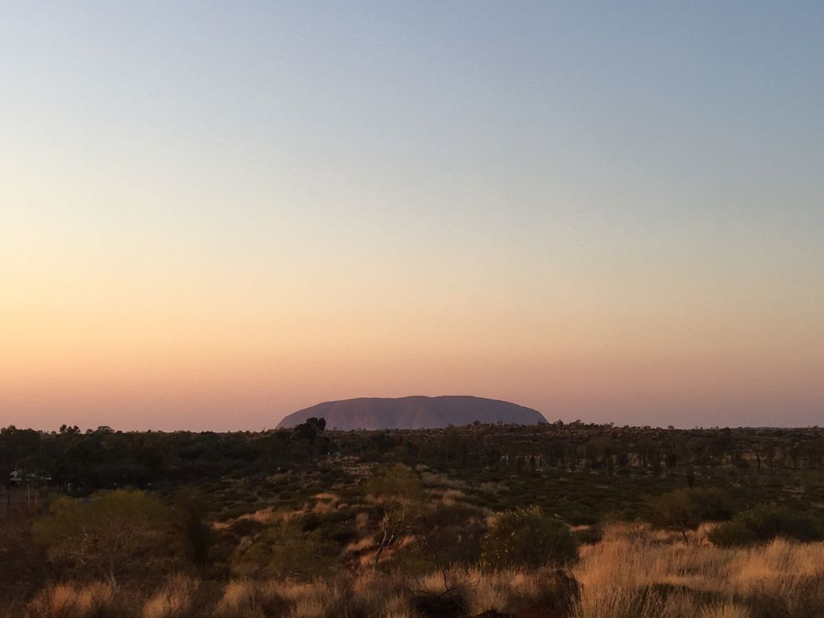 オーストラリア最終日。ホテルの近くから日の出観測。遠いけどエアーズロックも...