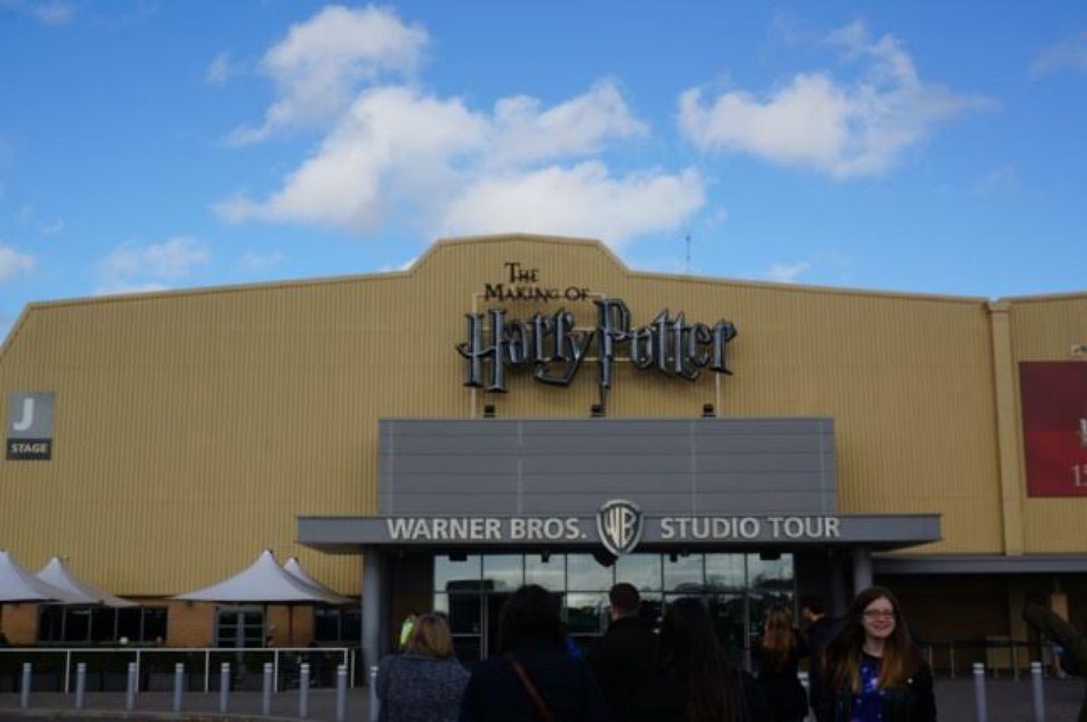 電車にのってハリポタのスタジオへ！バスもハリポタ仕様🚌
音声ガイド付きなの...