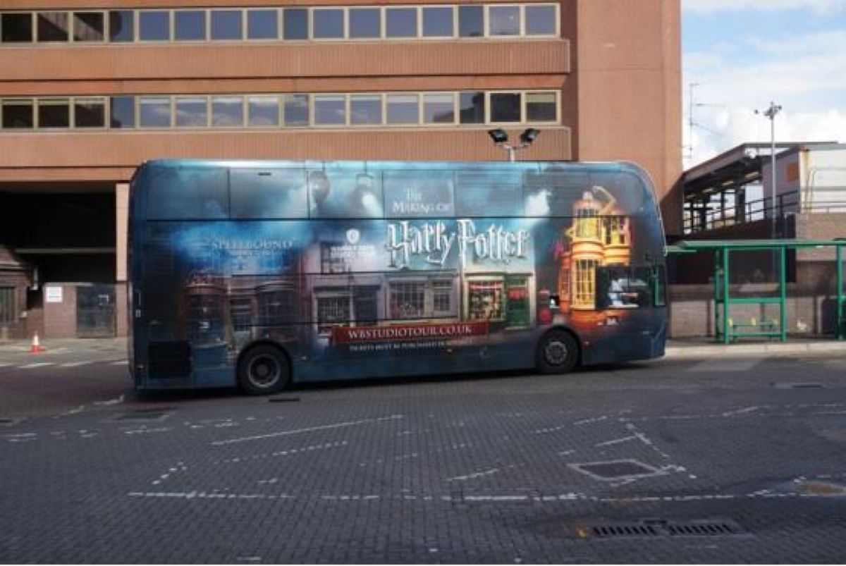 電車にのってハリポタのスタジオへ！バスもハリポタ仕様🚌
音声ガイド付きなの...
