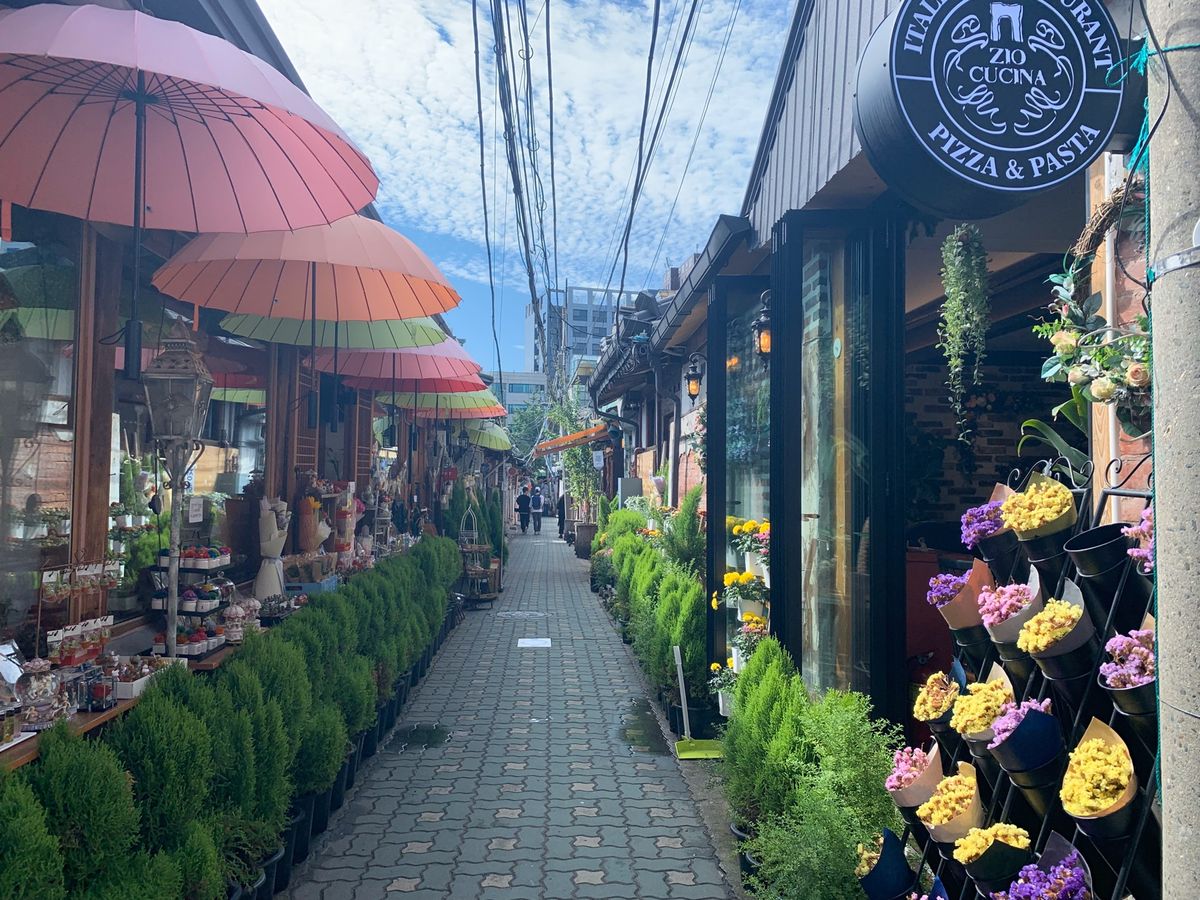 3日目🇰🇷
朝はアワビお粥から✨
イクソンドンで美味しいグルメを堪能！
街...