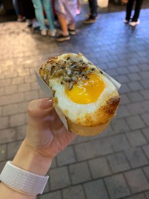 1日目🇰🇷
ホテルに荷物を置いた後、街をぶらぶら。
屋台で生だこやキンパを...