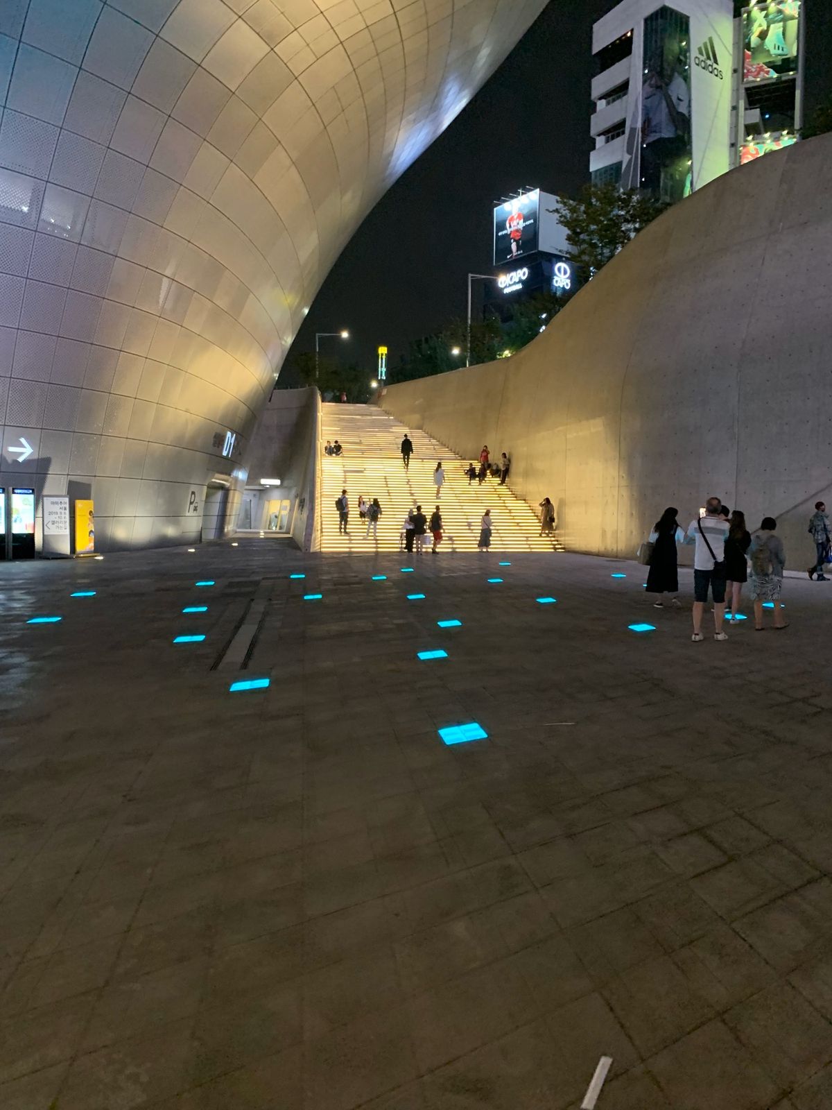 1日目🇰🇷
ホテルに荷物を置いた後、街をぶらぶら。
屋台で生だこやキンパを...