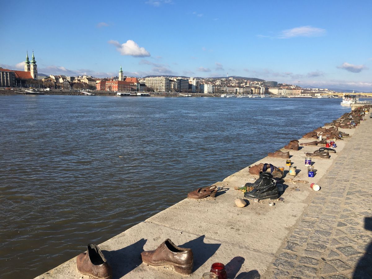 ドナウ川沿いにある、無数の口(鉄のオブジェ)は、戦時中川に身を投げたユダヤ...