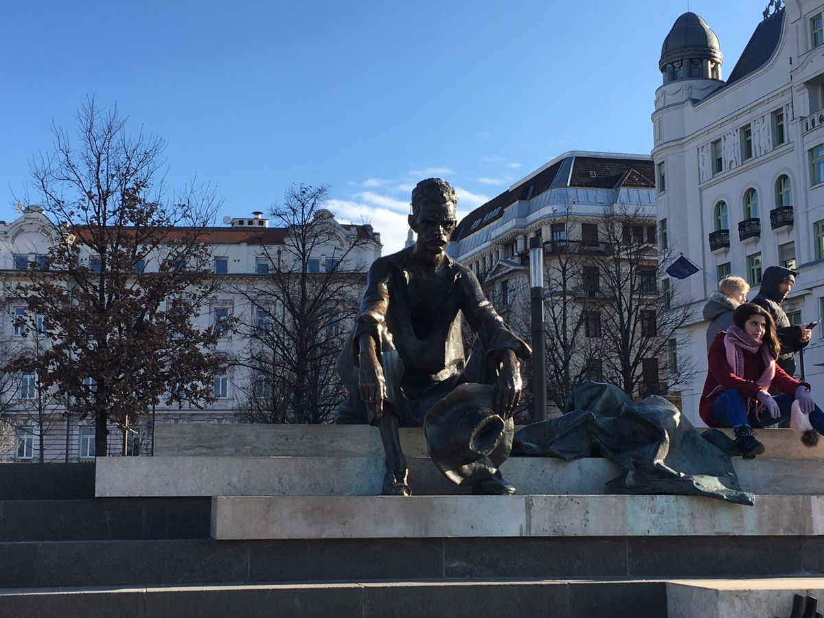 ドナウ川沿いにある、無数の口(鉄のオブジェ)は、戦時中川に身を投げたユダヤ...