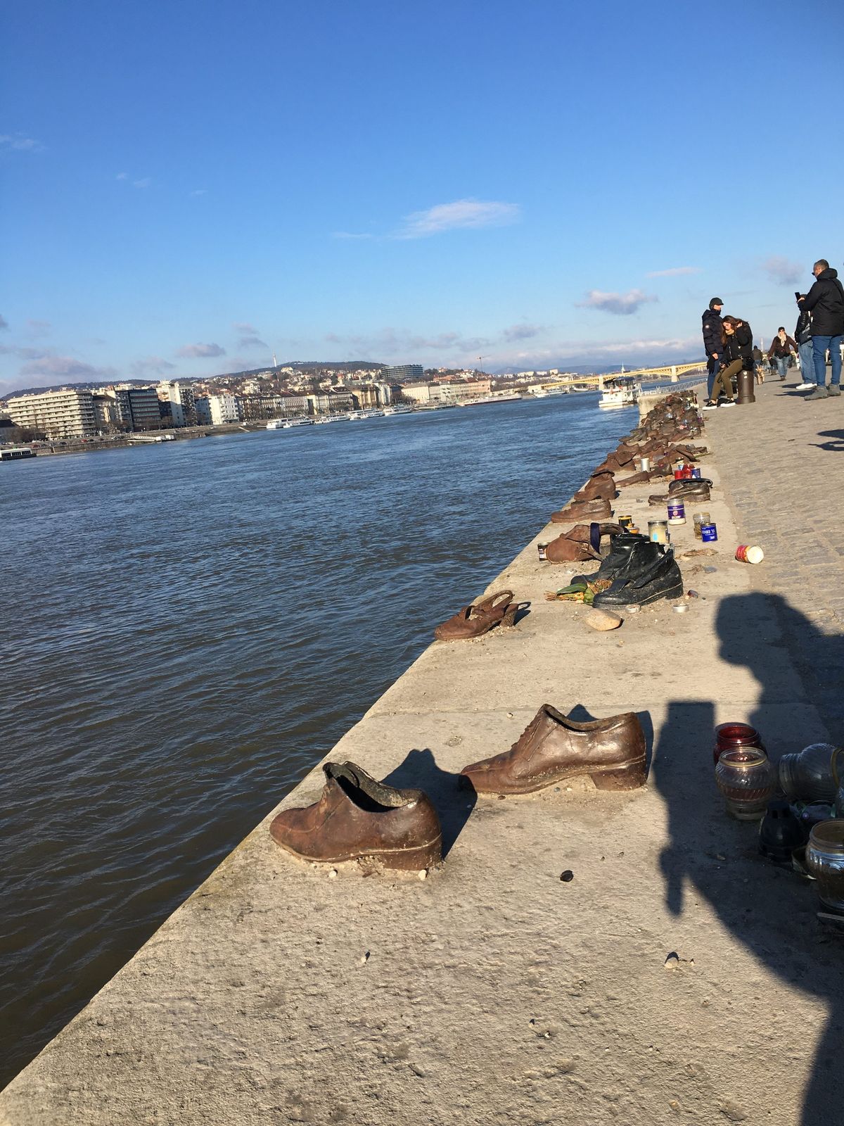 ドナウ川沿いにある、無数の口(鉄のオブジェ)は、戦時中川に身を投げたユダヤ...