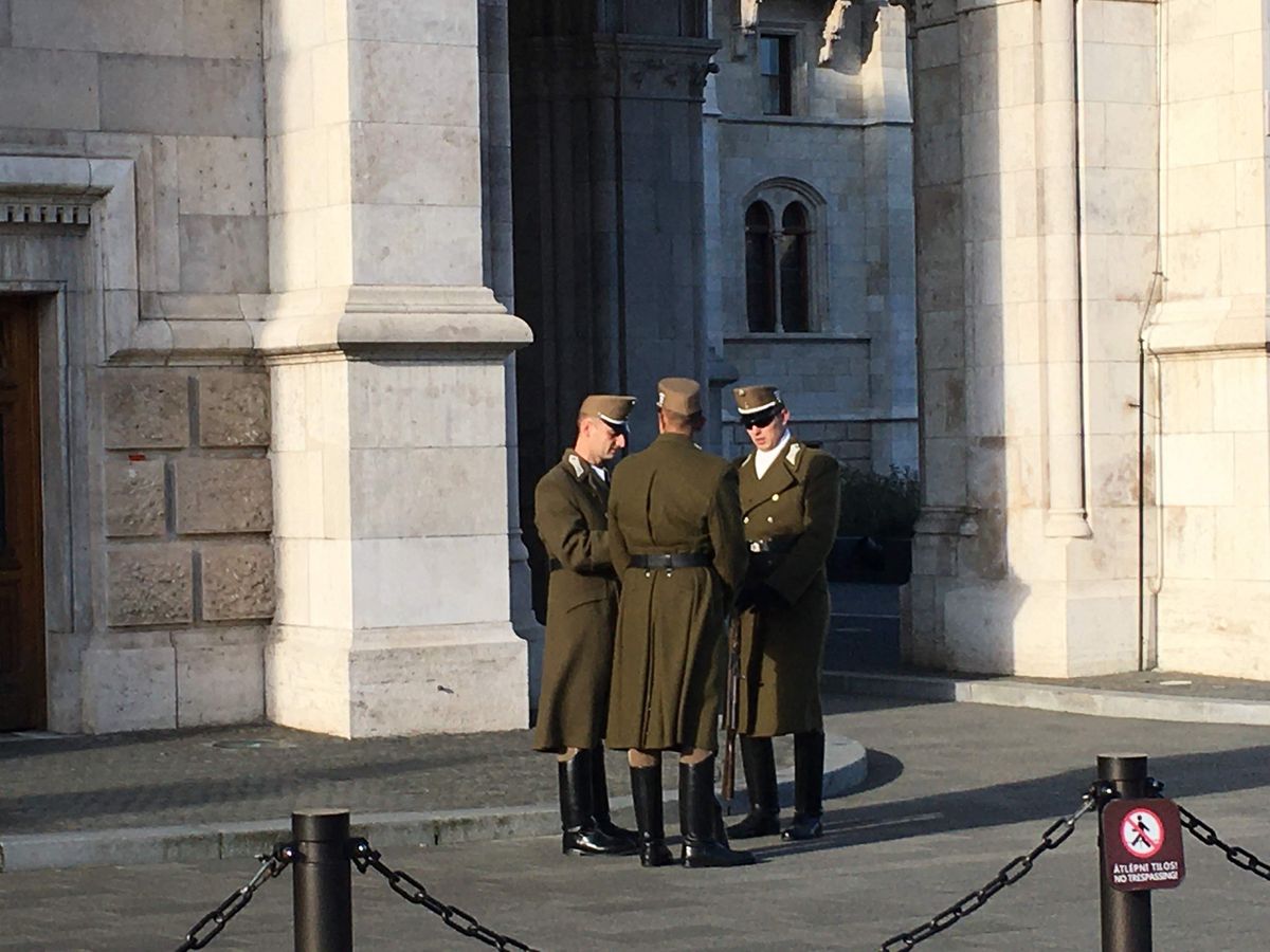 ドナウ川沿いにある、無数の口(鉄のオブジェ)は、戦時中川に身を投げたユダヤ...