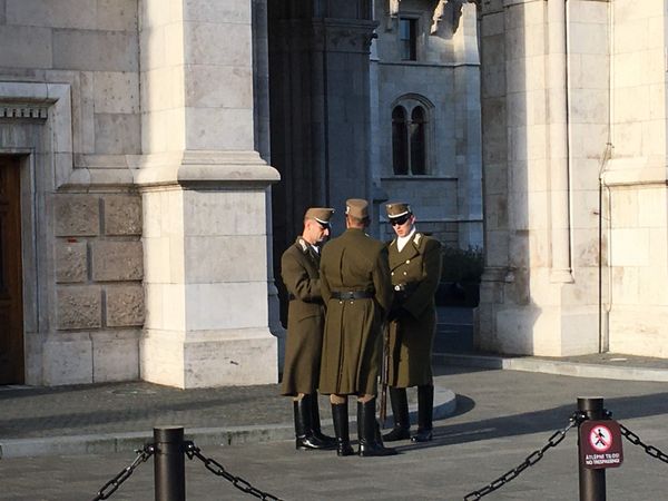 ハンガリー「ハンガリー温泉旅行」の写真：ドナウ川沿いにある、無数の口(鉄のオブジ...