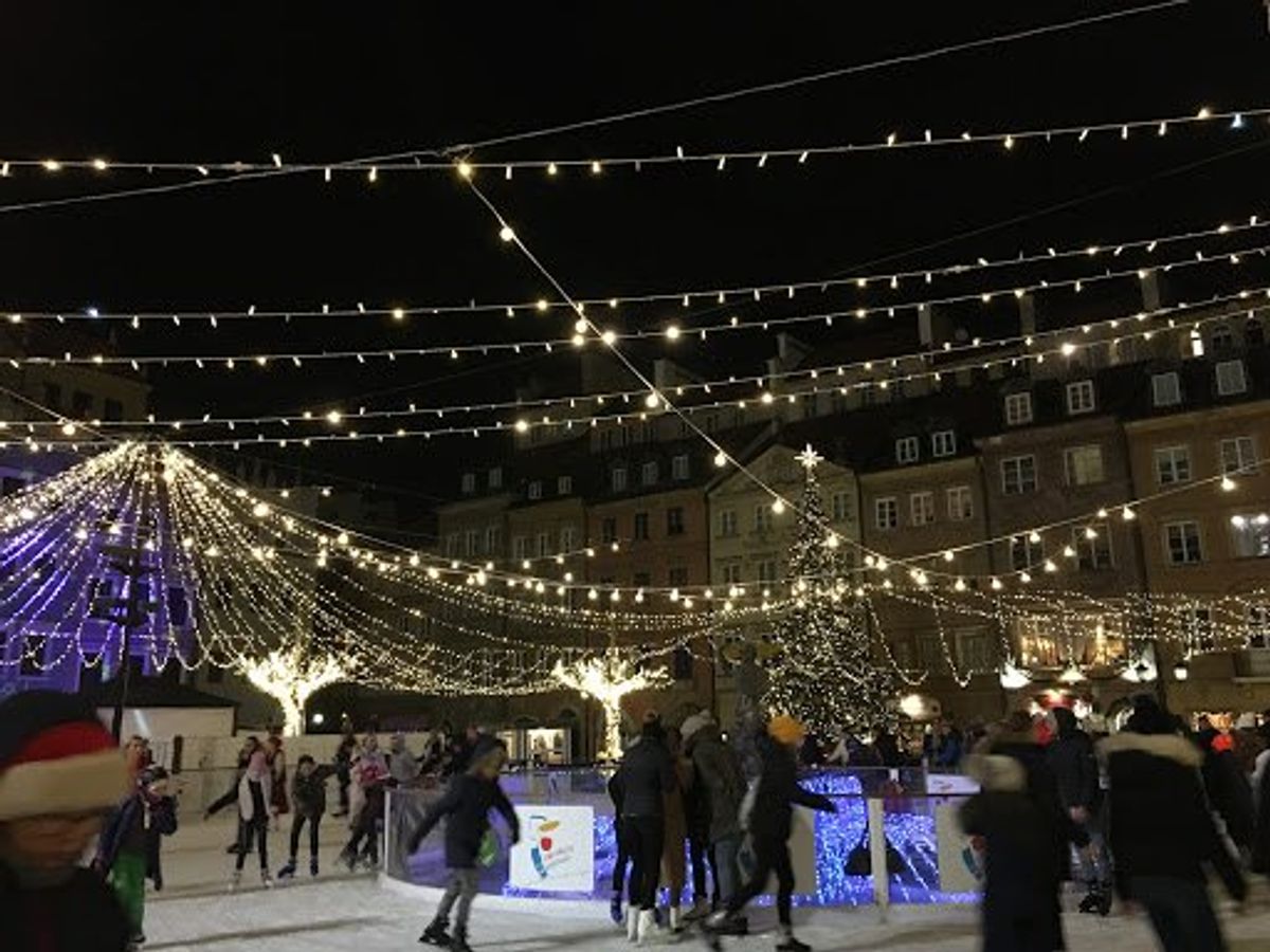 旧市街の人魚がいる場所はスケートリンクに。ポルスカ名物（？）キノコ入りのバ...