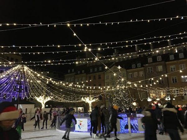 ポーランド「ワルシャワで年越し！」の写真：旧市街の人魚がいる場所はスケートリンクに...