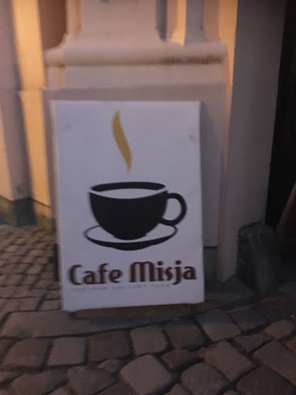 夕暮れがきれい。教会内にあるカフェで、あまーいgorąca czekola...