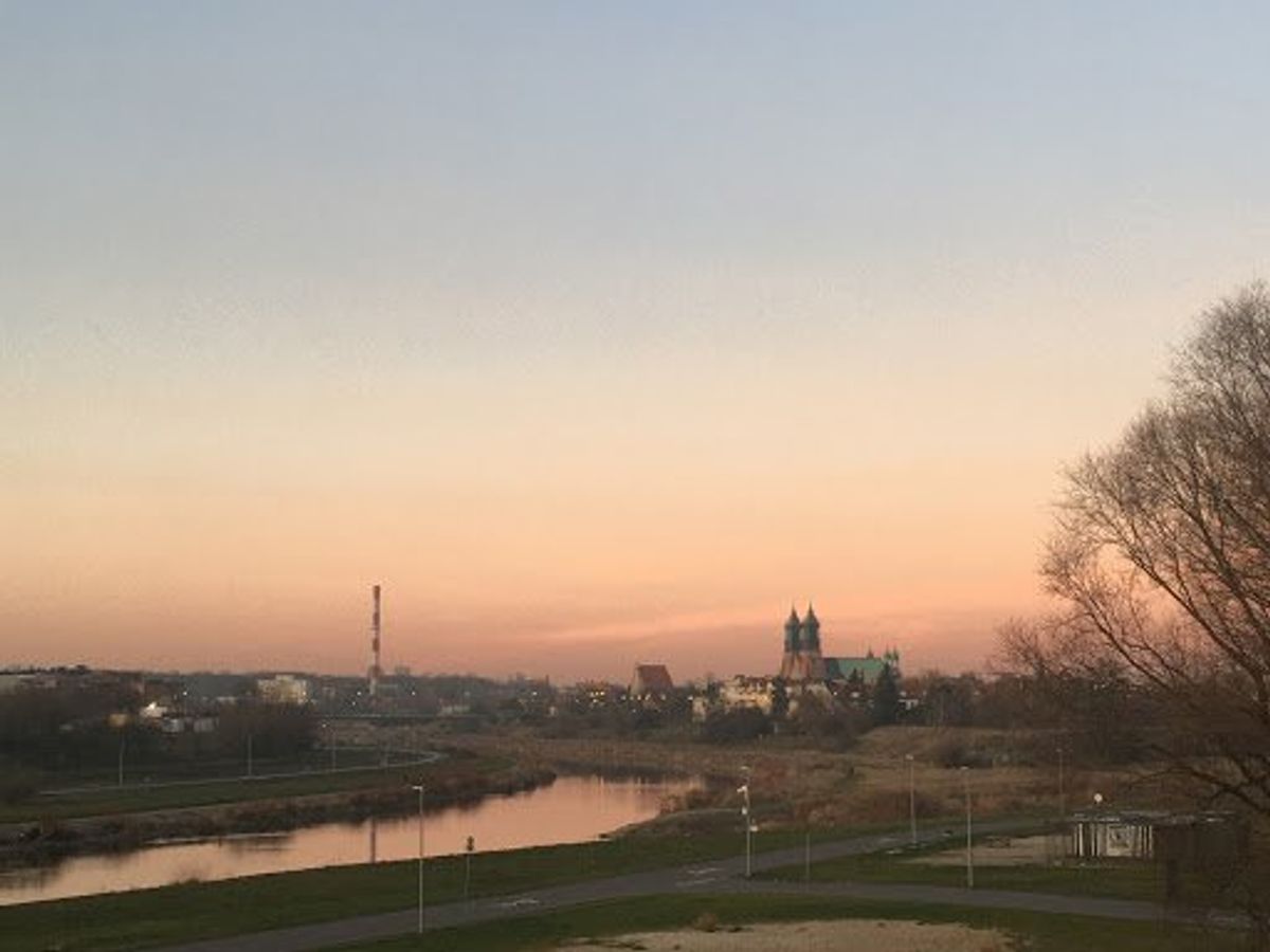 Poznańを流れるWarta川を夕日が染めます。