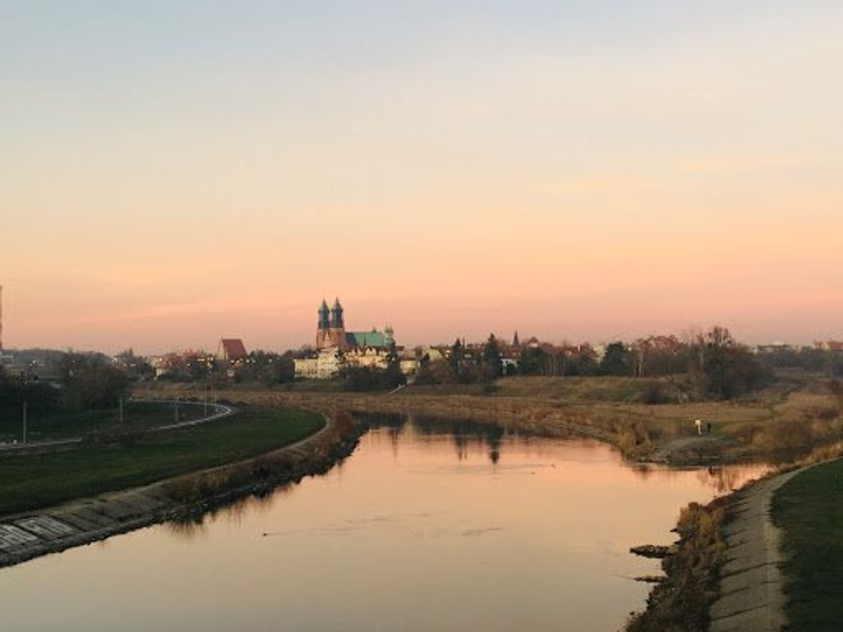 Poznańを流れるWarta川を夕日が染めます。