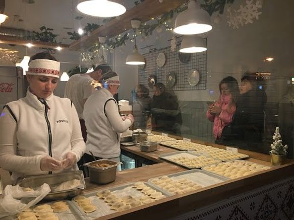 ポーランド「Poznańで友達と再会」の写真：駅に向かう途中でピエロギやさんがありまし...