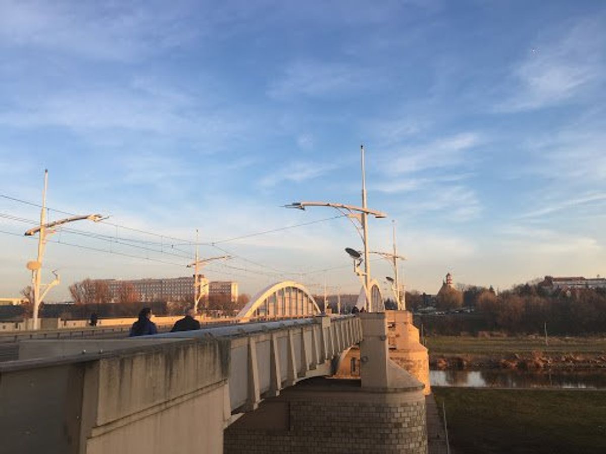 Poznańを流れるWarta川を夕日が染めます。