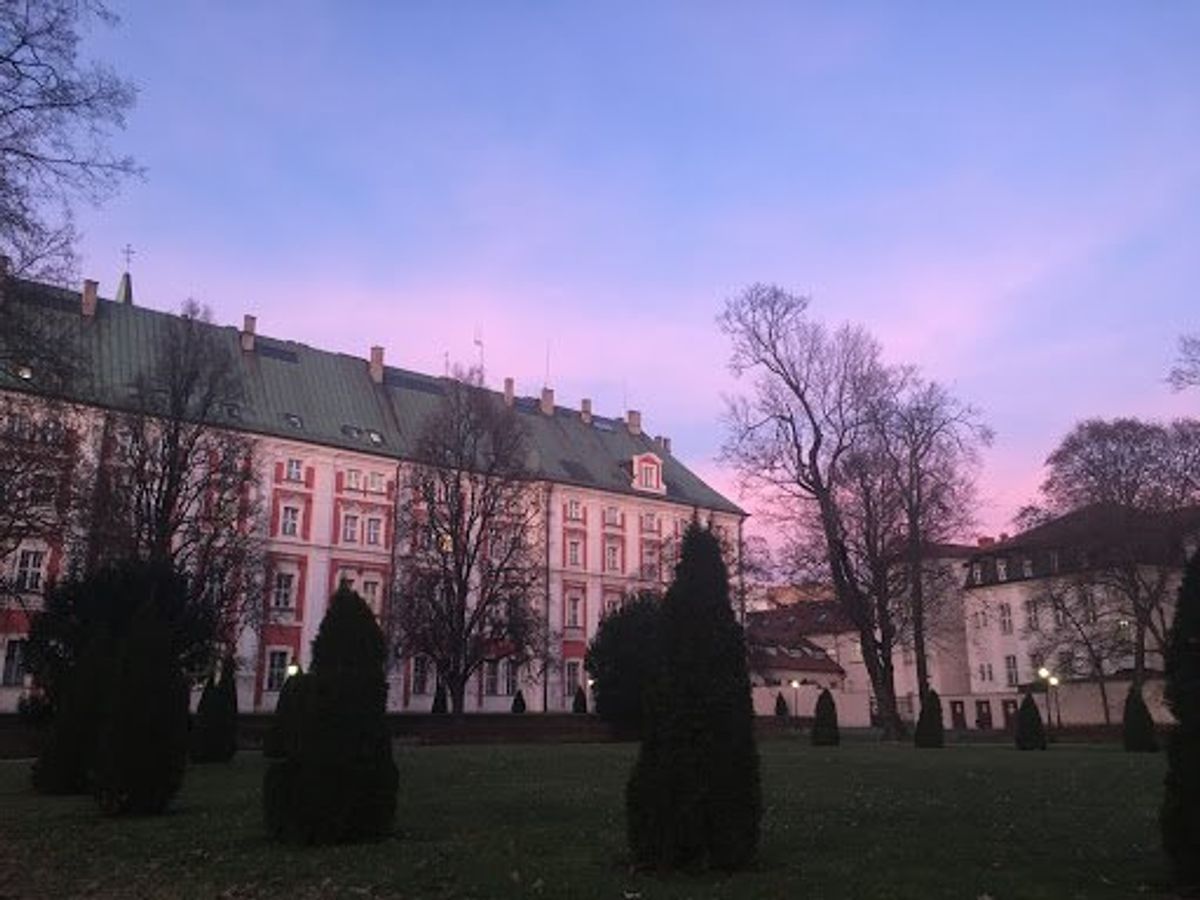 夕暮れがきれい。教会内にあるカフェで、あまーいgorąca czekola...