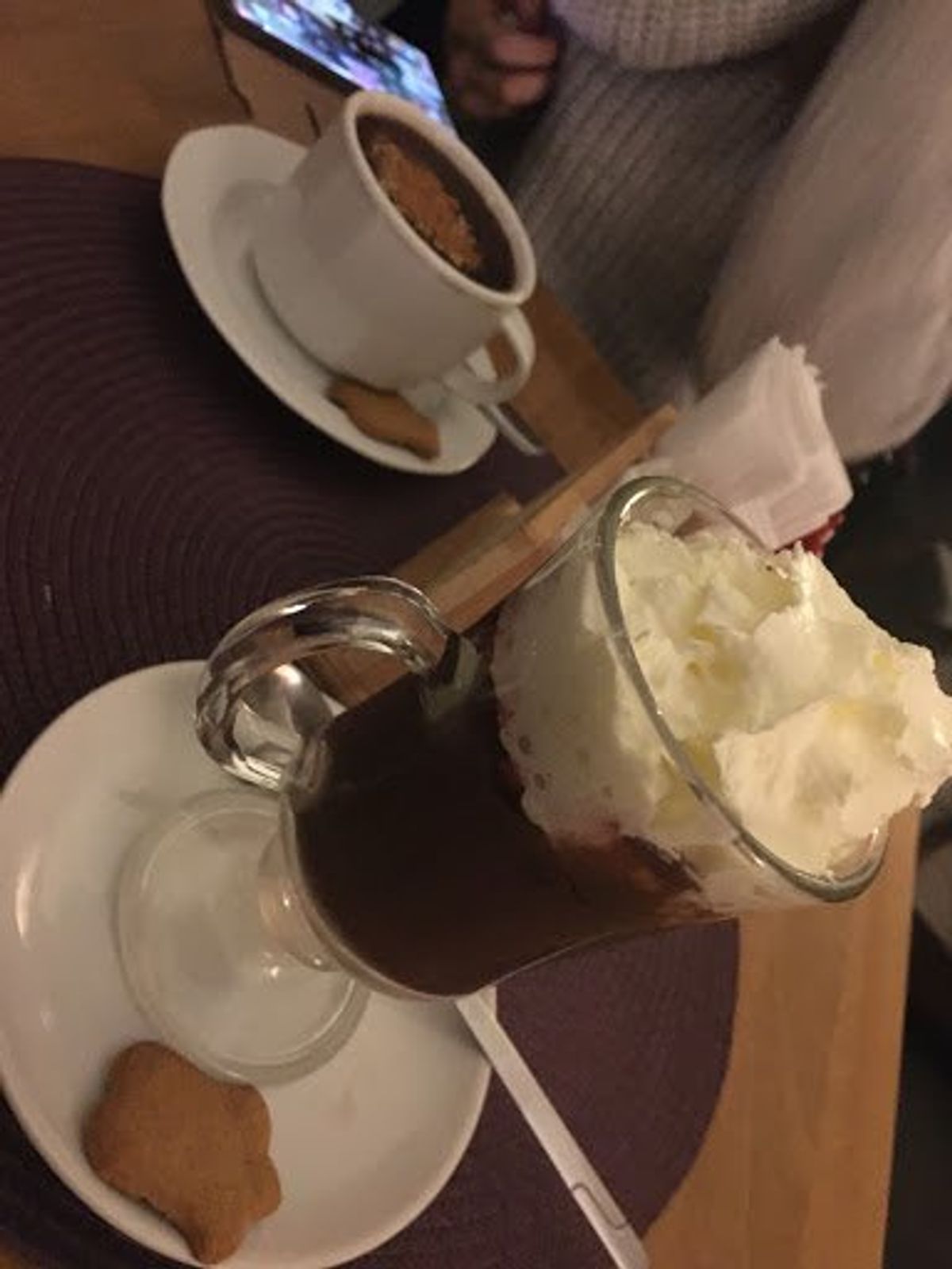 夕暮れがきれい。教会内にあるカフェで、あまーいgorąca czekola...