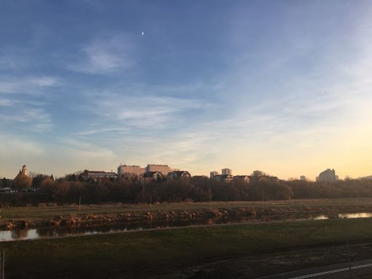 Poznańを流れるWarta川を夕日が染めます。