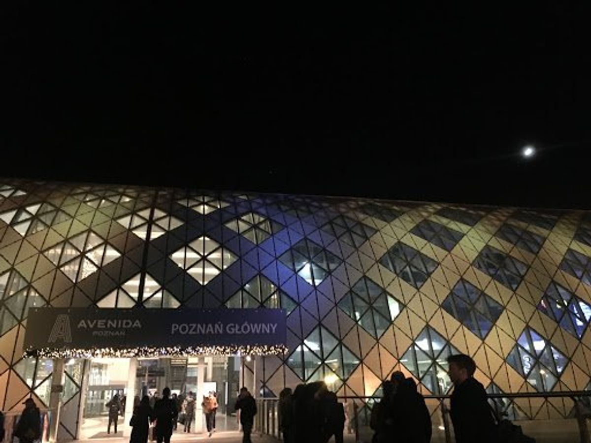 駅に向かう途中でピエロギやさんがありました。
寝台列車でKrakówに向か...