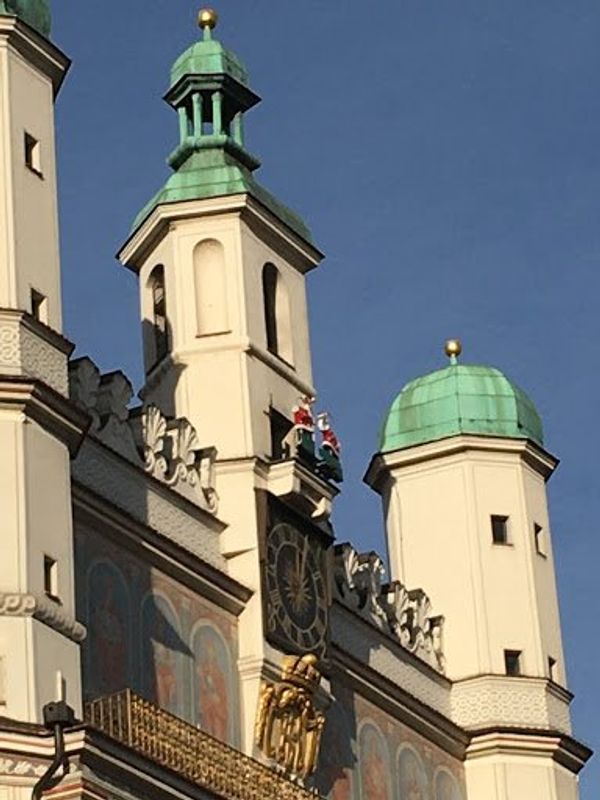 ポーランド「Poznańで友達と再会」の写真：市庁舎のからくり時計のヤギもサンタの格好...