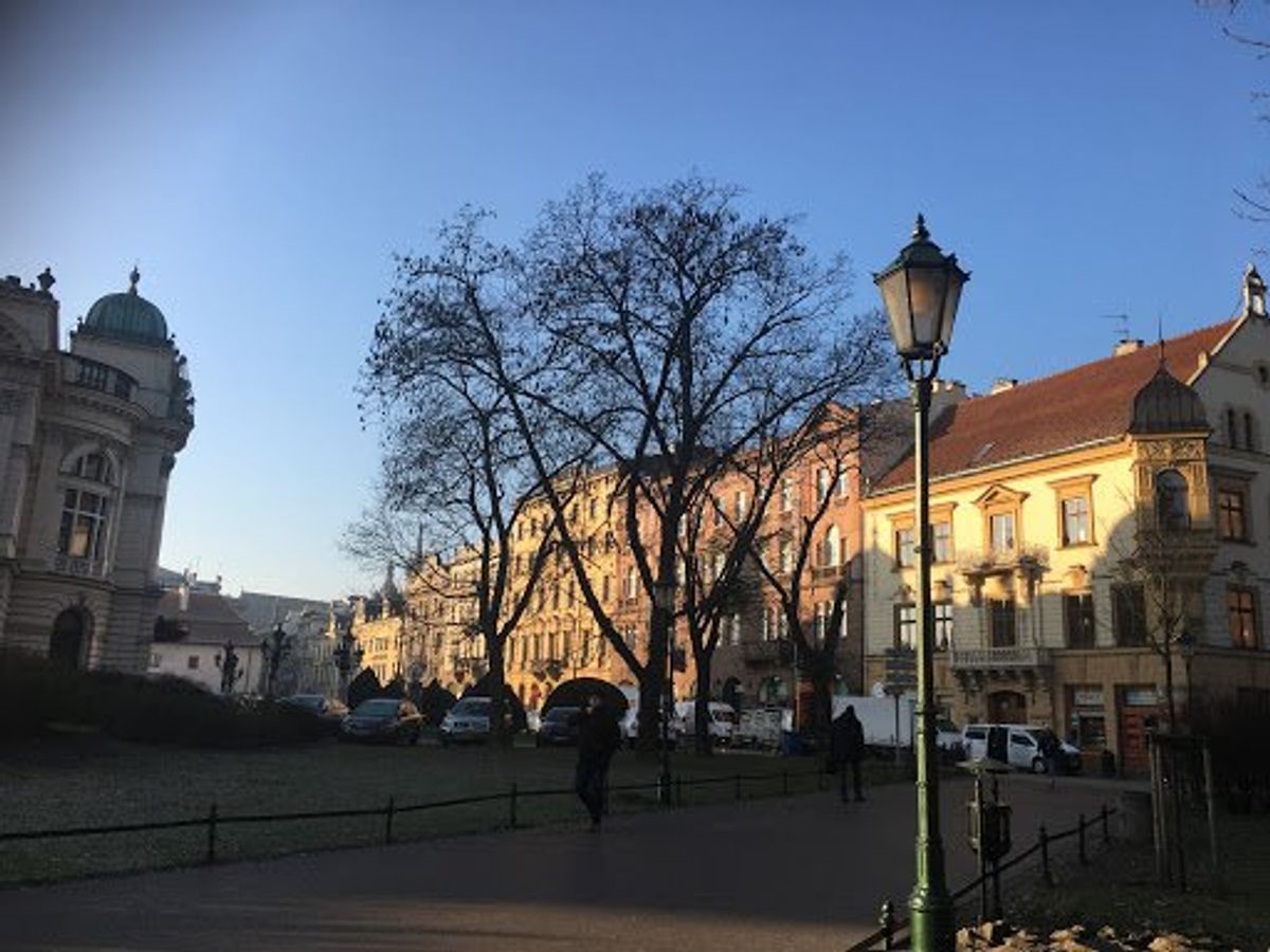 早朝のバルバカン、旧市街をぐるっと囲む公園、マリア教会。