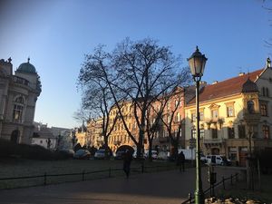早朝のバルバカン、旧市街をぐるっと囲む公園、マリア教会。