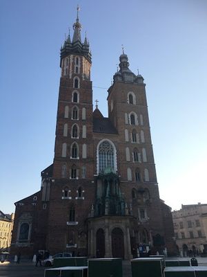 早朝のバルバカン、旧市街をぐるっと囲む公園、マリア教会。