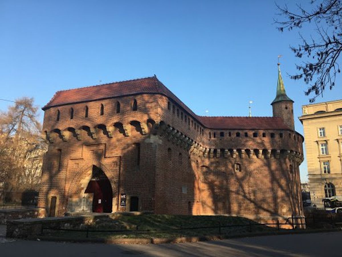 早朝のバルバカン、旧市街をぐるっと囲む公園、マリア教会。