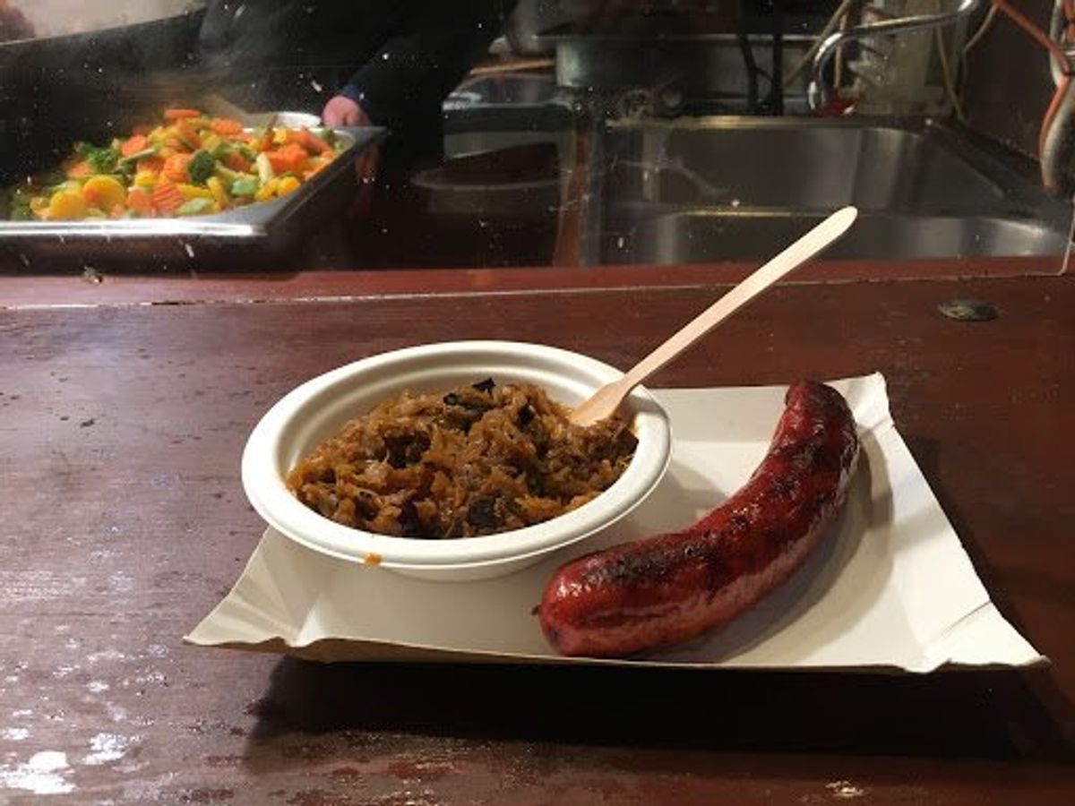 夜の旧街広場でbigos（ザワークラウトを刻んだソーセージと炒めた感じ）,...